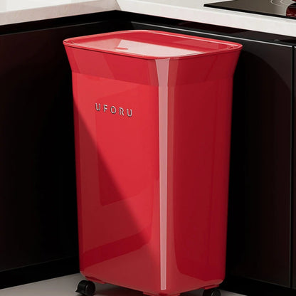 Poubelle de cuisine à roulettes 20L rouge dans une cuisine