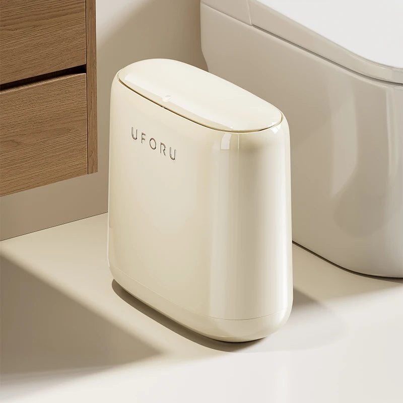 Poubelle de salle de bain design moderne à côté d'un meuble