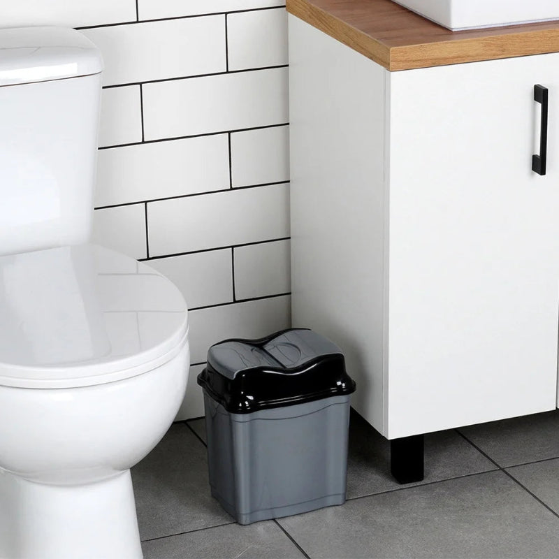 Poubelle de salle de bain grise en plastique dans la salle d'eau