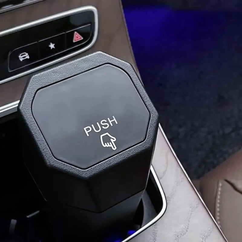 Poubelle de voiture noire à couvercle push dans un porte gobelet