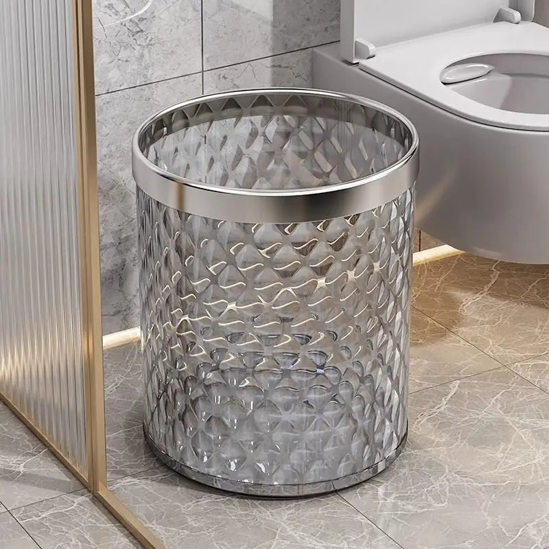 Poubelle design moderne 10L dans une salle de bain
