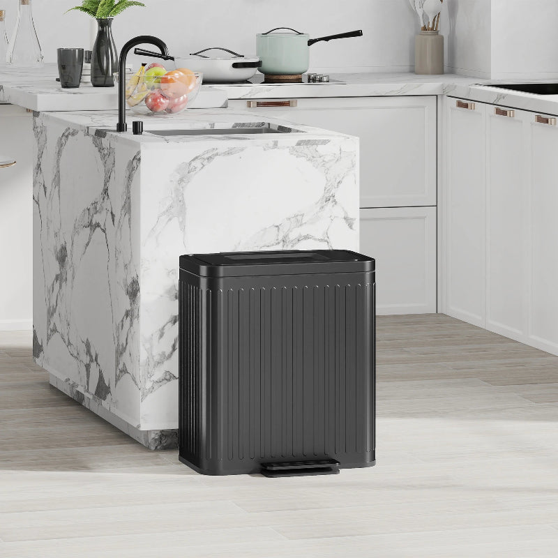 La Poubelle double compartiment 2x20L noire dans une cuisine moderne