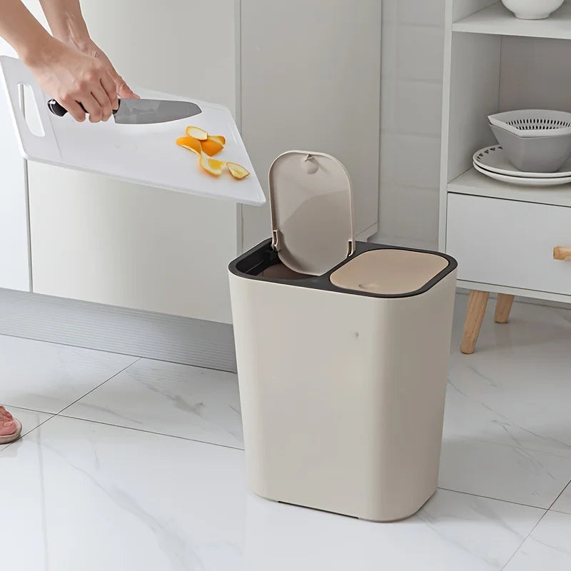 Poubelle double compartiment design simpliste dans la cuisine