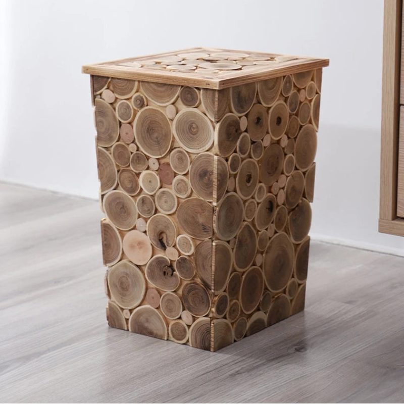 Poubelle en bois vintage dans le salon