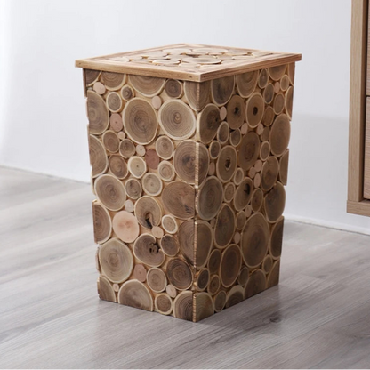 Poubelle en bois vintage dans le salon