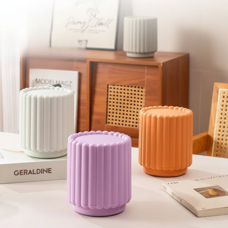 Poubelle en plastique avec couvercle pression