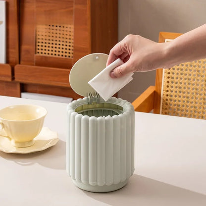 Le couvercle ouvert de la Poubelle en plastique avec couvercle pression