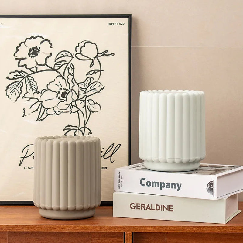 La Poubelle en plastique avec couvercle pression sur un meuble