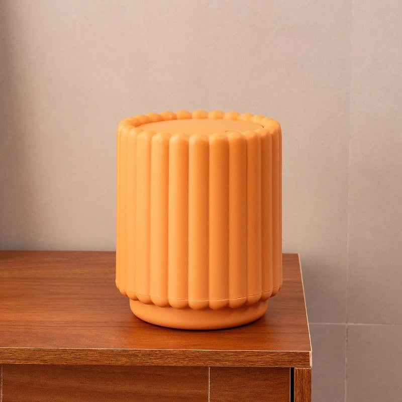 Poubelle en plastique avec couvercle pression orange