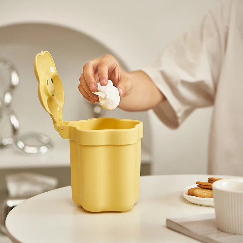 Le couvercle ouvert de la Poubelle en plastique design fleurie