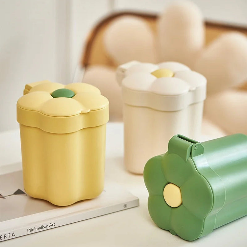 Poubelle en plastique design fleurie dans une chambre