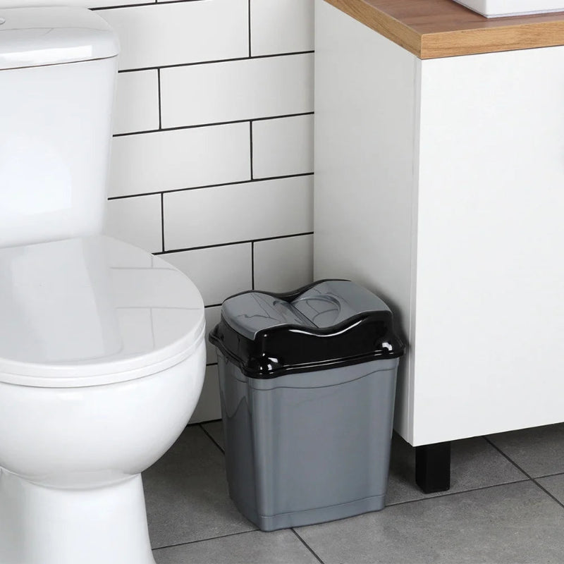 Poubelle en plastique grise 9L dans la salle de bain
