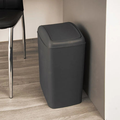 Poubelle en plastique noire 20L a côté du bureau