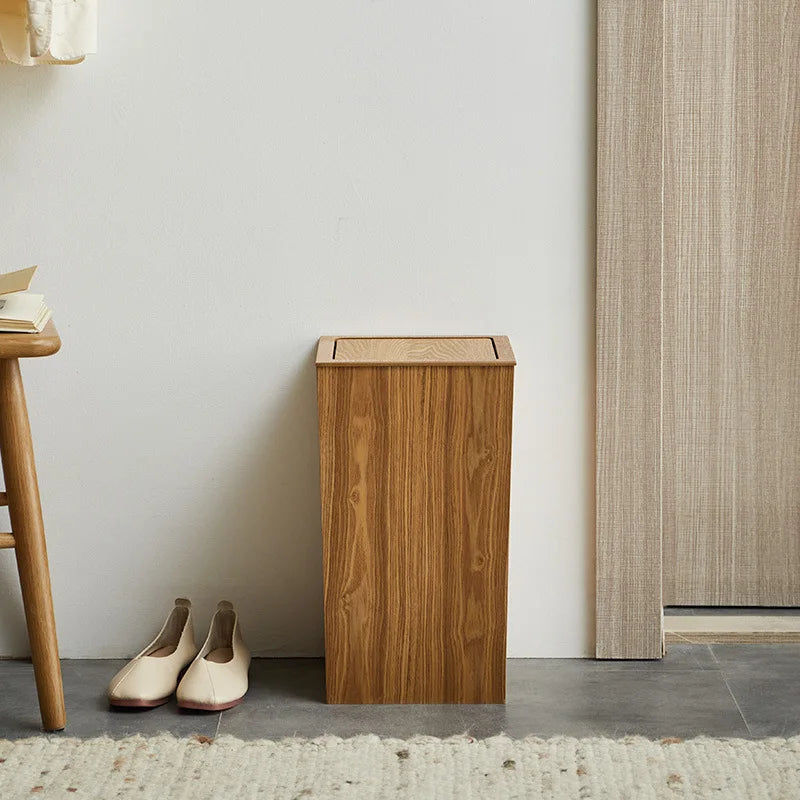 Poubelle japonaise en bois dans le salon