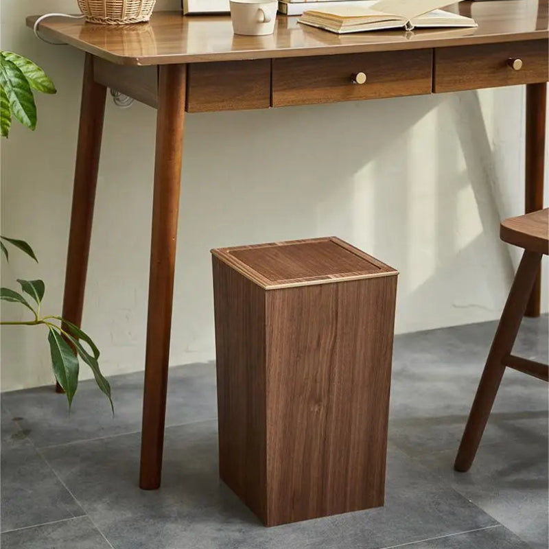 La Poubelle japonaise en bois foncée dans une chambre