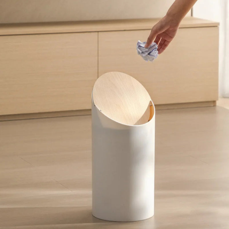 La Poubelle nordique salle de bain 9L dans le salon