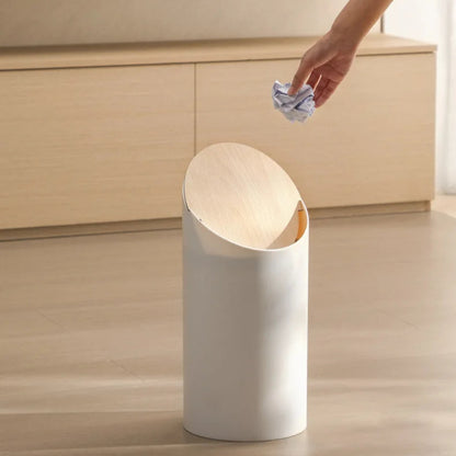 La Poubelle nordique salle de bain 9L dans le salon