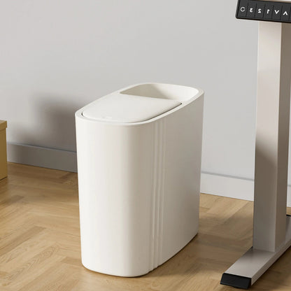 Poubelle salle de bain pratique a côté d'un bureau