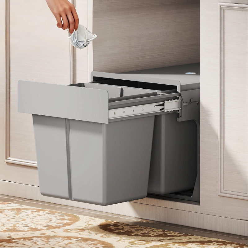Poubelle sous evier à plusieurs compartiments 30L dans la cuisine