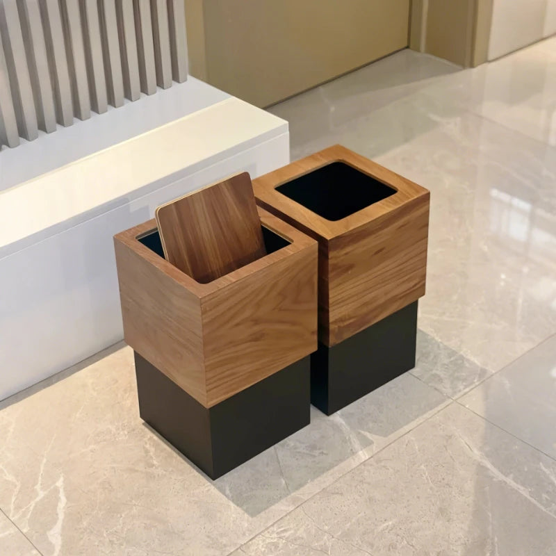 Poubelle style japonais en bois dans un couloir