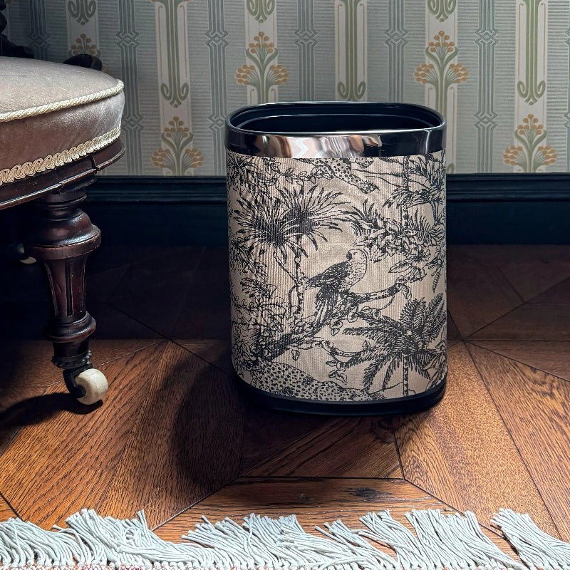 Poubelle style retro française dans une chambre