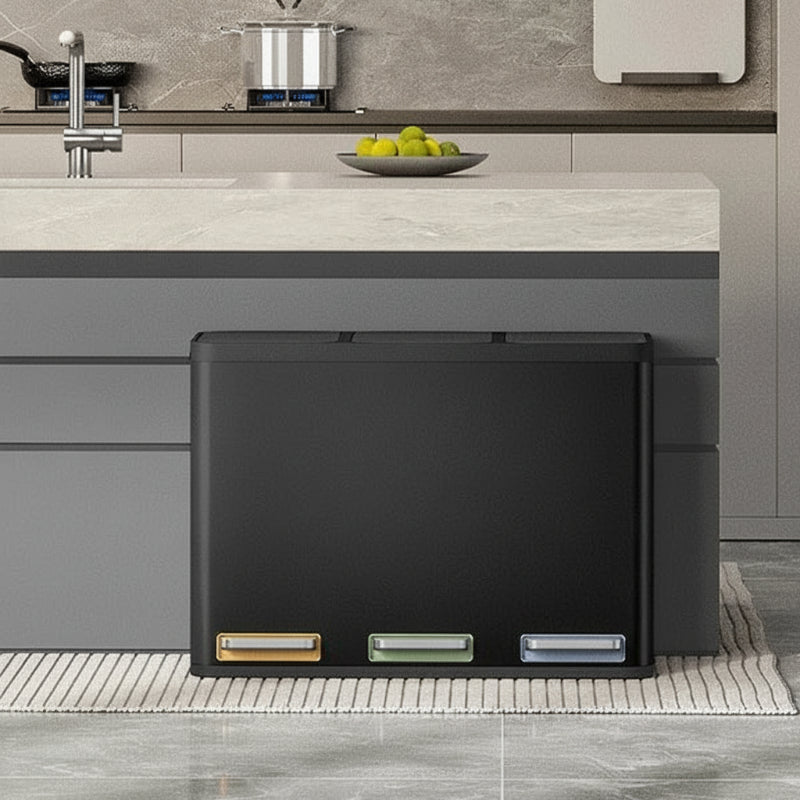 Poubelle à tri selectif 3 bacs noire dans une cuisine