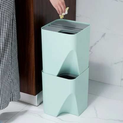 Poubelle tri selectif empilables bleue dans la cuisine