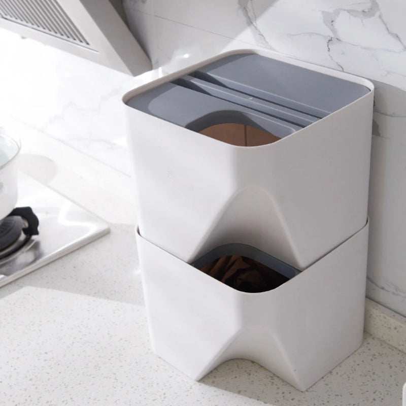 Poubelle tri selectif empilables dans la cuisine