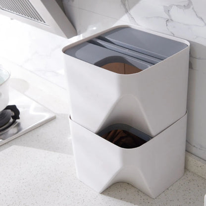 Poubelle tri selectif empilables dans la cuisine