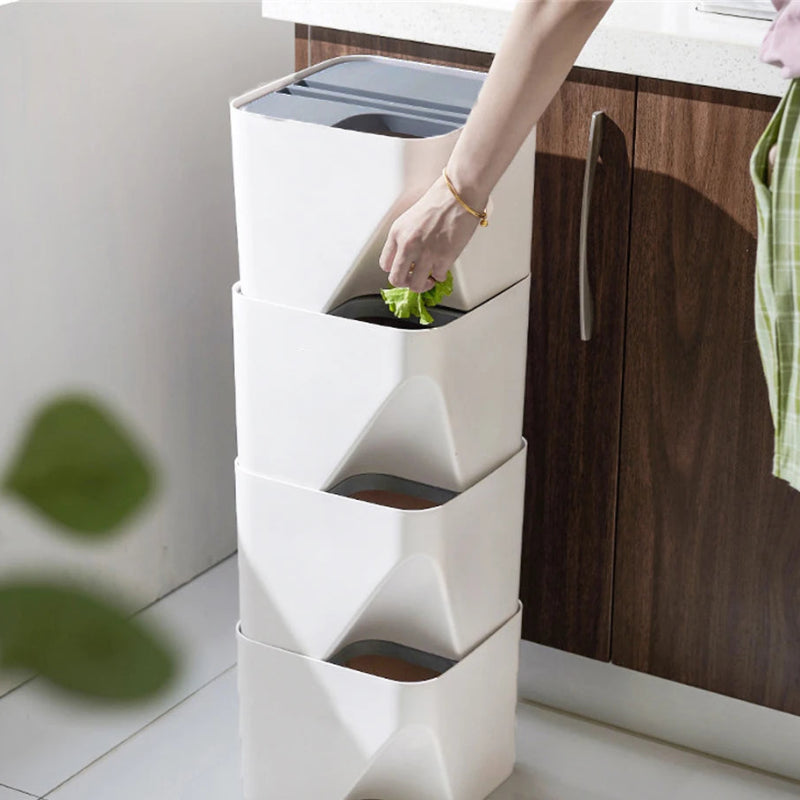 Poubelle tri selectif empilables dans une cuisine