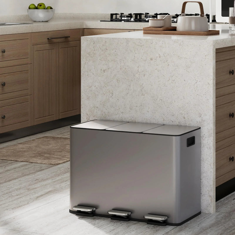Poubelle tri sélectif en inox 45L argentée dans une cuisine