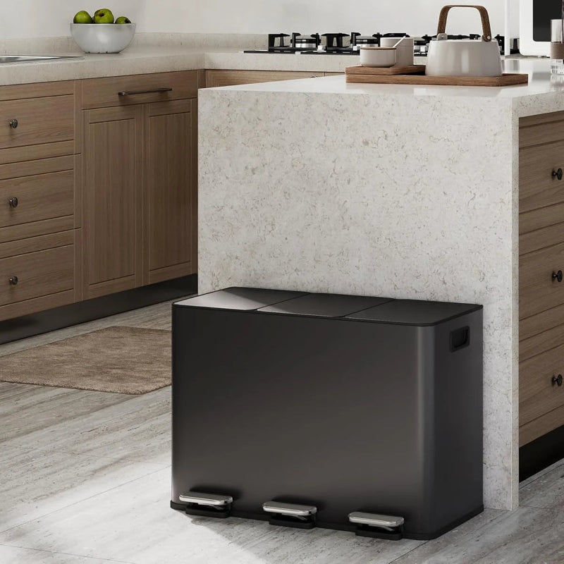 La Poubelle tri sélectif en inox 45L noire dans une cuisine