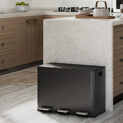 La Poubelle tri sélectif en inox 45L noire dans une cuisine