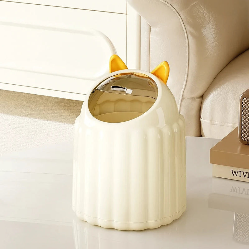 Le couvercle ouvert de la mini poubelle de bureau adorable