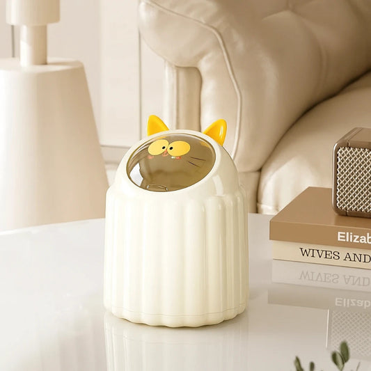 mini poubelle de bureau adorable dans un salon