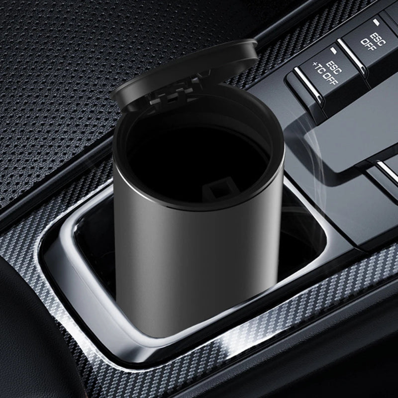 Le couvercle ouvert de la petite poubelle de voiture 300ml