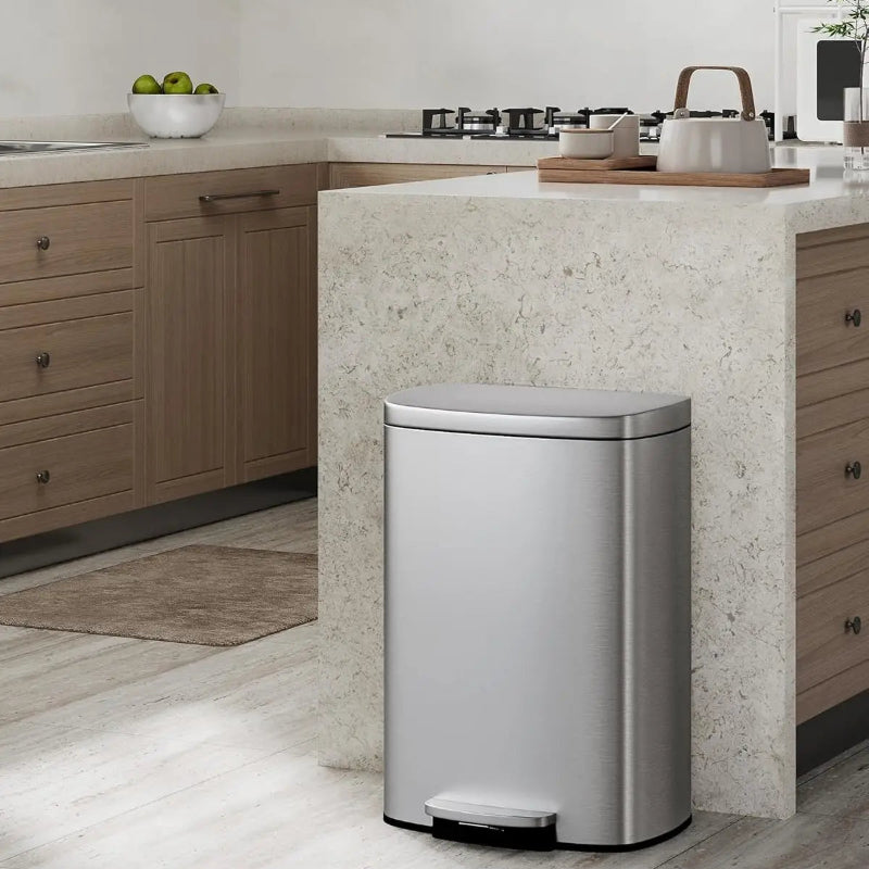 poubelle cuisine 50L argentée dans une cuisine moderne