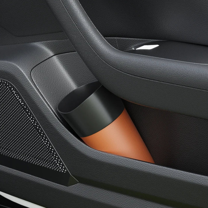 La poubelle de voiture orange rangée dans la portière