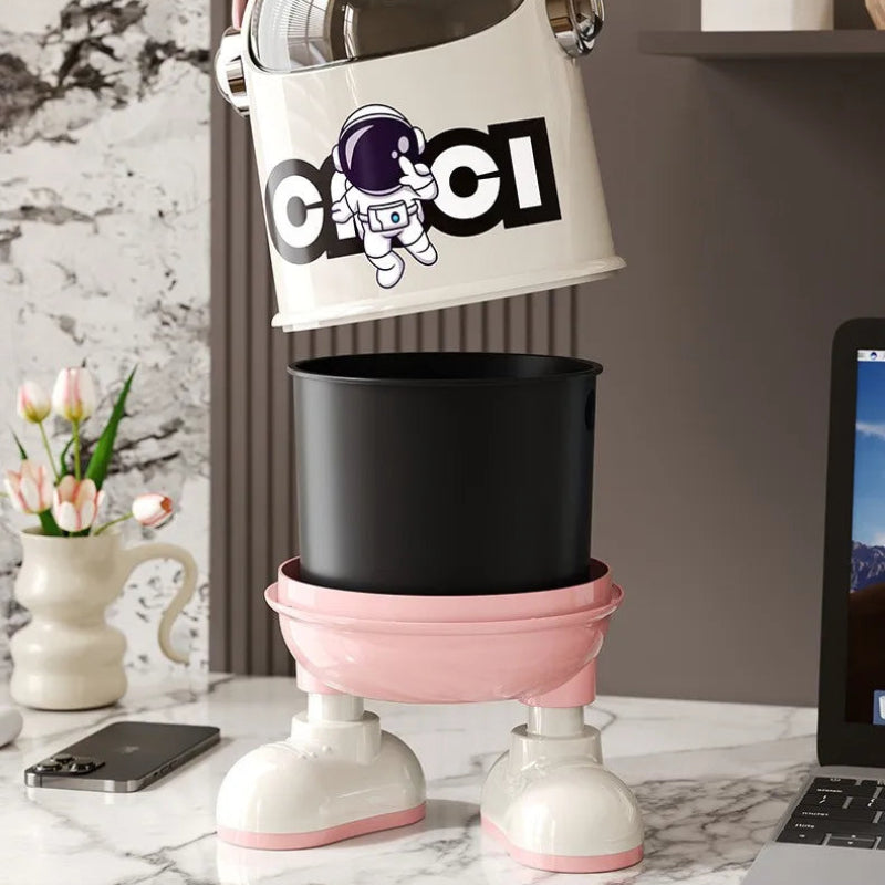 Le seau de la poubelle en plastique design astronaute