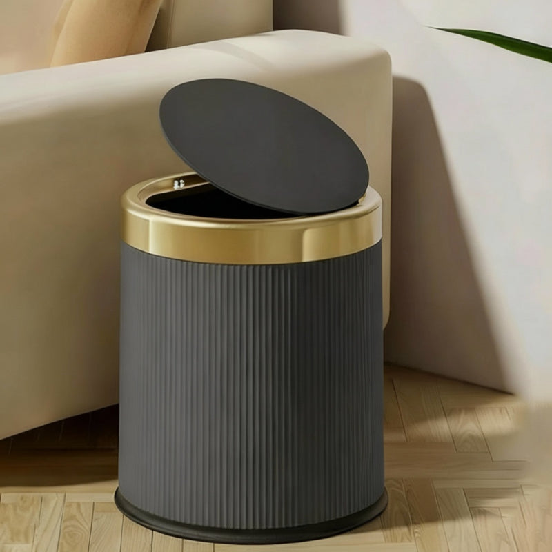 poubelle ronde en plastique 12L dans un salon