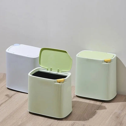 Le couvercle ouvert de la poubelle salle de bain rectangulaire 